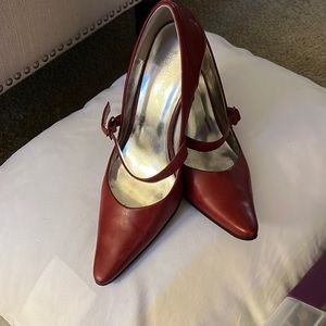 Classic Maryjane pumps with single strap with buckle to adjust.